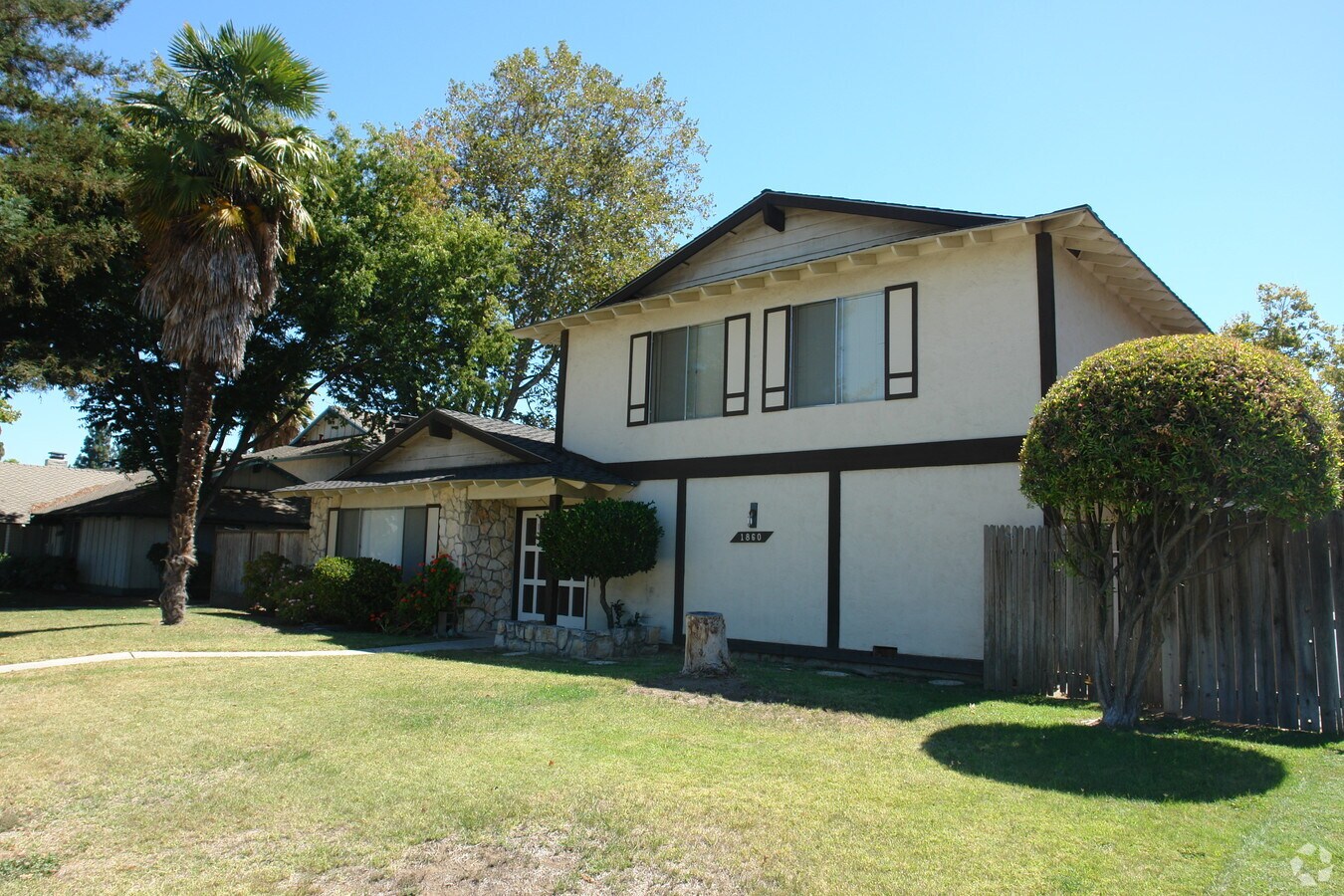 1860 Southwest Expy - 1860 Southwest Expy