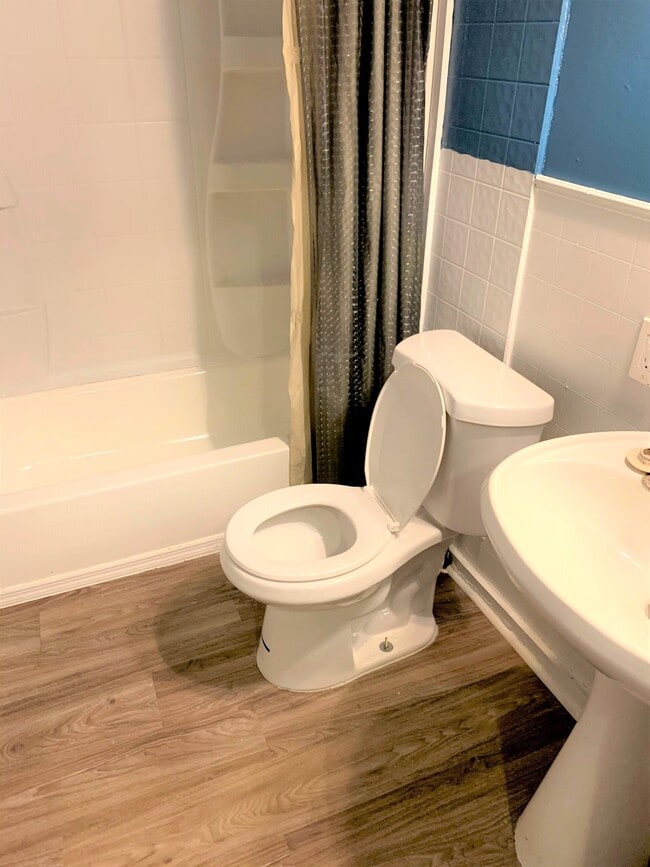 Photo - 565 10th St NW