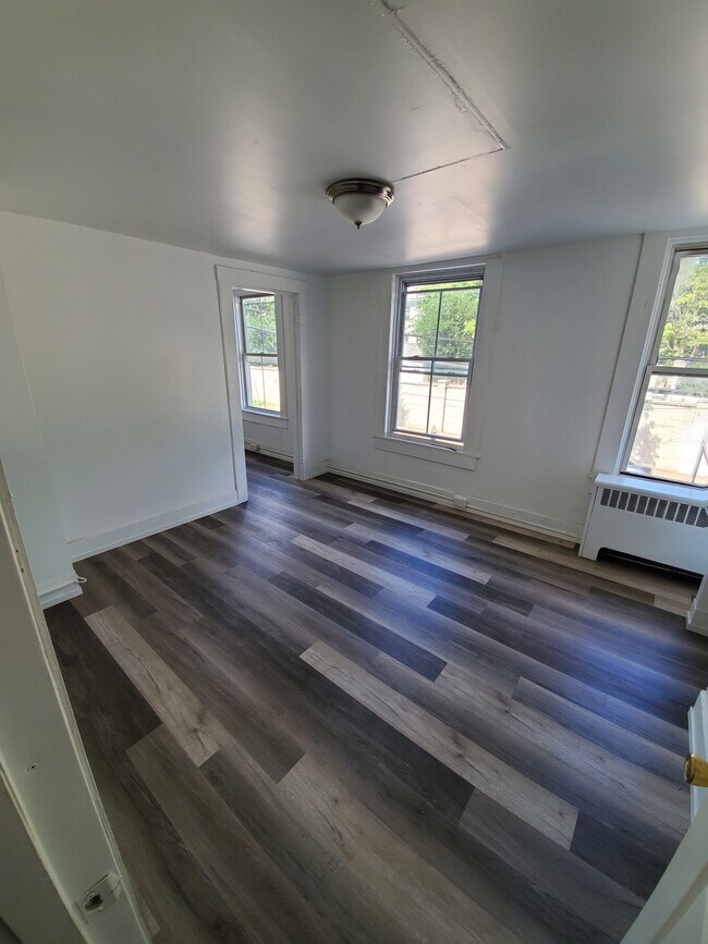 147 King George St