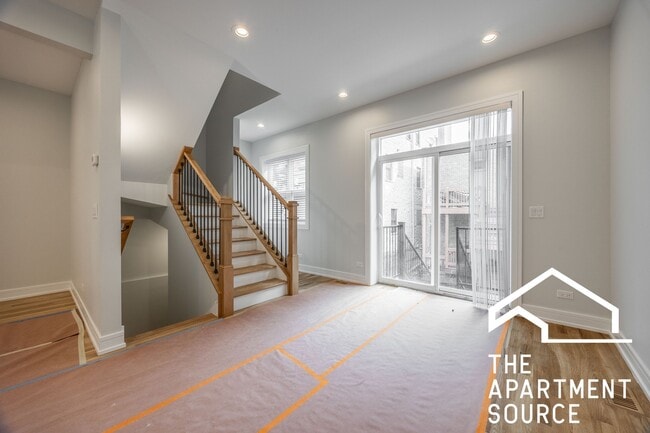 Building Photo - 858 N Paulina St