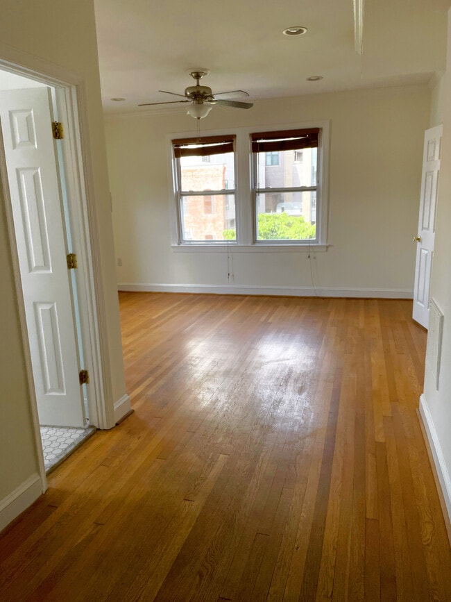 Entry looking west to living room - 803 7th St NE Unidad 4