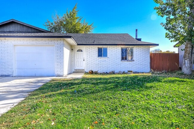 Building Photo - 3 Bedroom 1 Bathroom Duplex in SW Boise