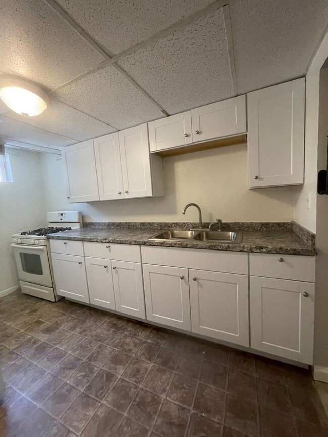 Building Photo - Ogden 1 Bedroom Basement Apartment, 800 sq... Unit B