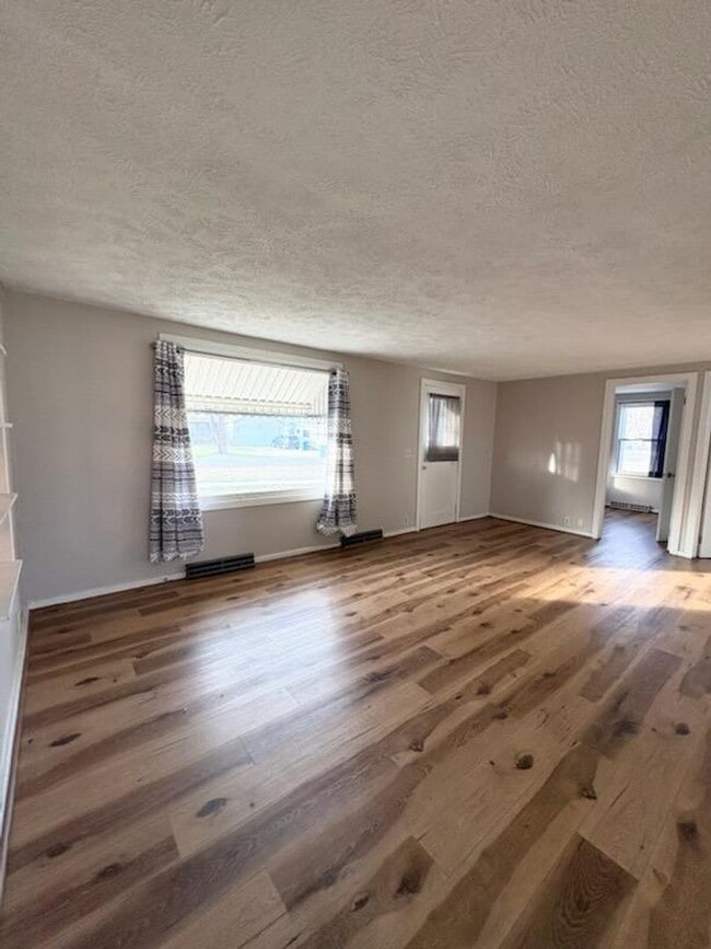 Photo - 3 Bedroom House With Large Yard!