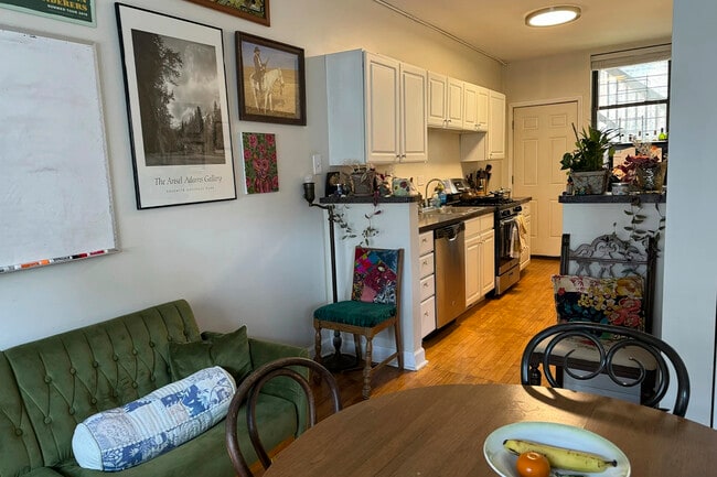 Photo - 730 W Roscoe St