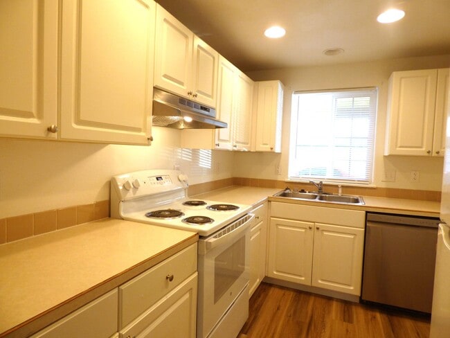 Building Photo - 3 bed 2 bath Duplex Unit 4192-102