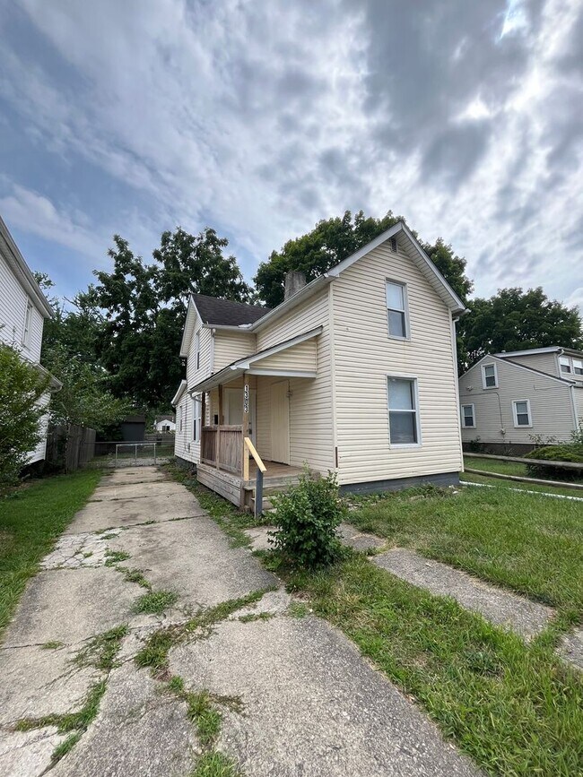 Spacious 2 Bedroom on Weber Rd. - Spacious 2 Bedroom on Weber Rd. House
