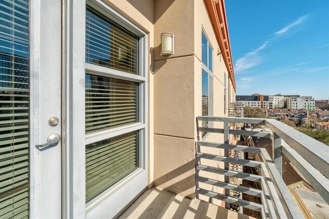 Building Photo - 711 W 26th St Unit 706