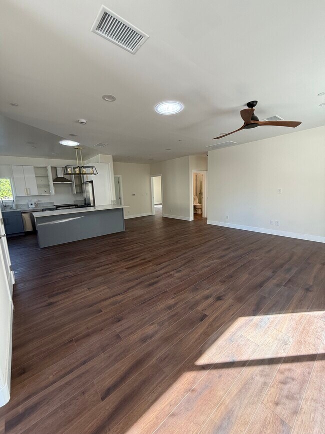 LINVING + KITCHEN - 6460 Mary Ellen Ave Unit 6462