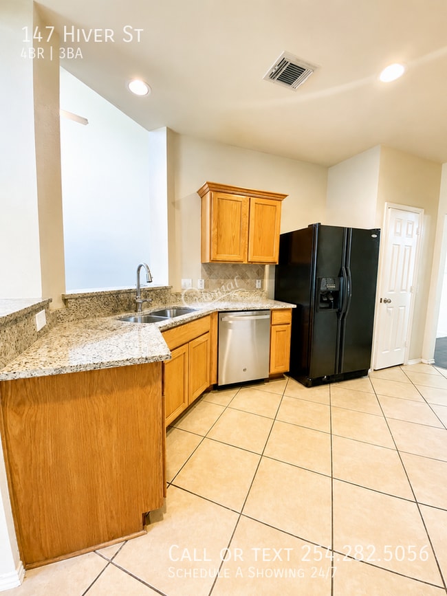 Photo - 147 Hiver St