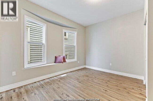 Photo - 746 Dougall Ave