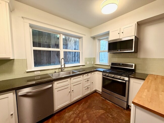 Photo - 3263 Louise St