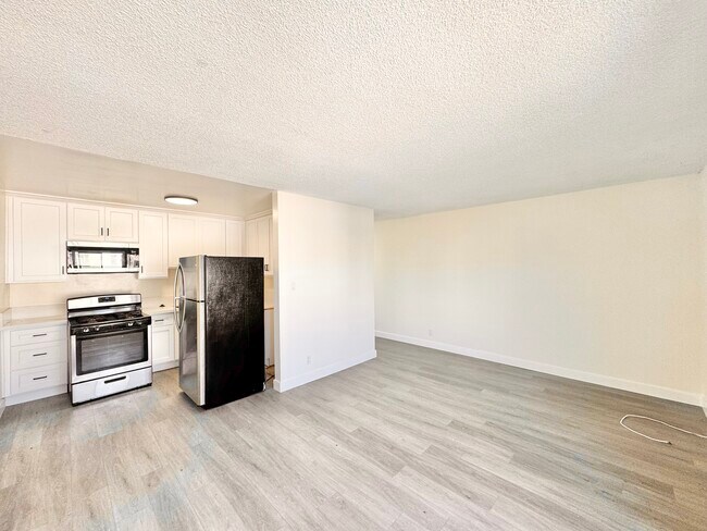 Building Photo - 1540 S Wilton Pl Unit 204 Rental