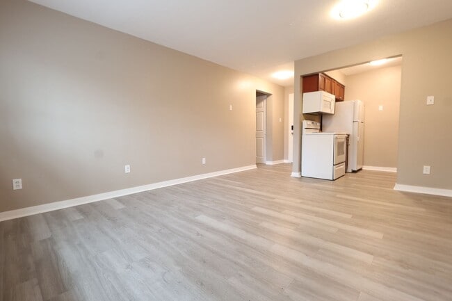 Building Photo - 1 Bedroom Apartment Unit 105