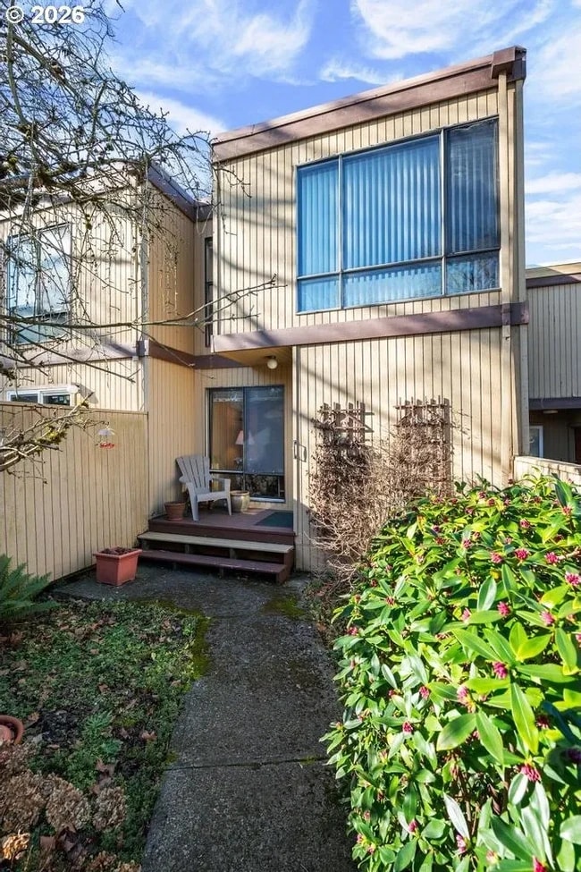 Building Photo - 1655 NW Lakeway Ln