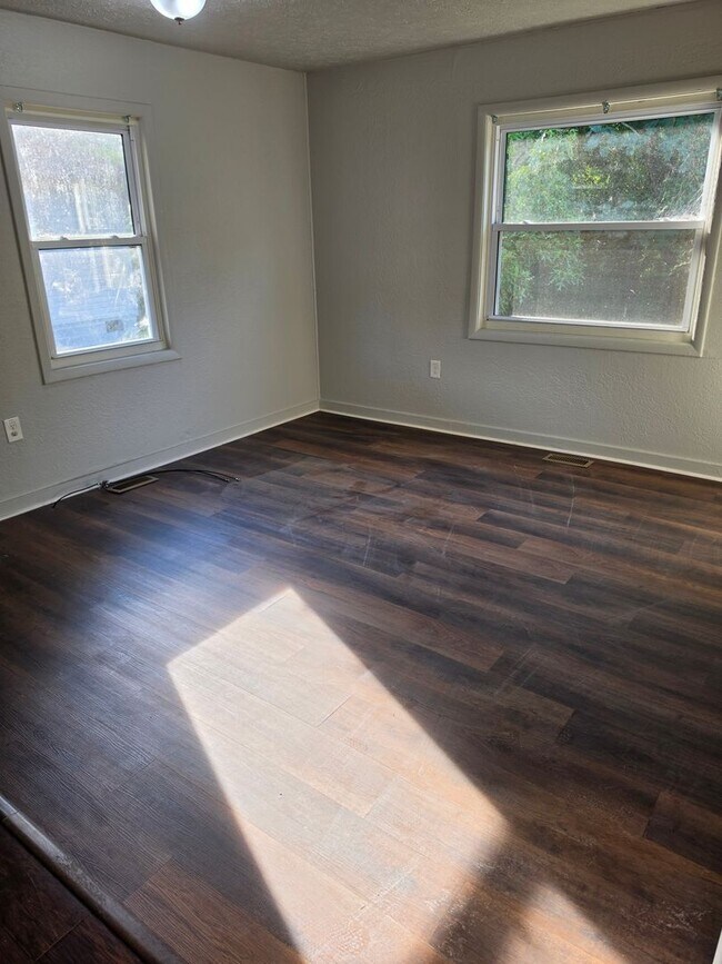 431-433 W Outer Drive