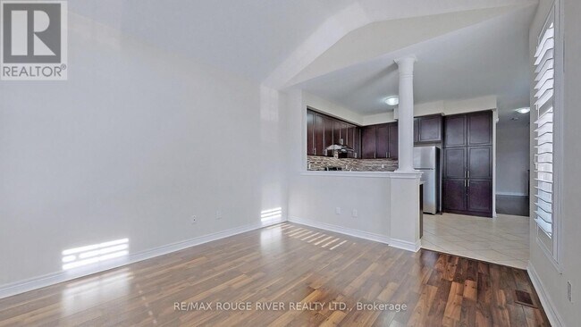 Photo - 1022 Byron St N