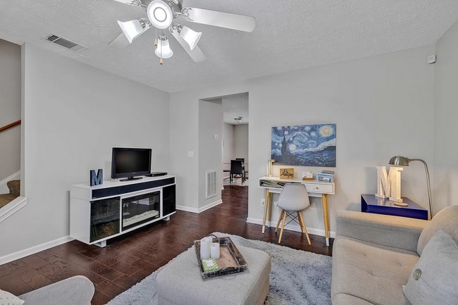 Photo - 1504 Sprucedale Dr