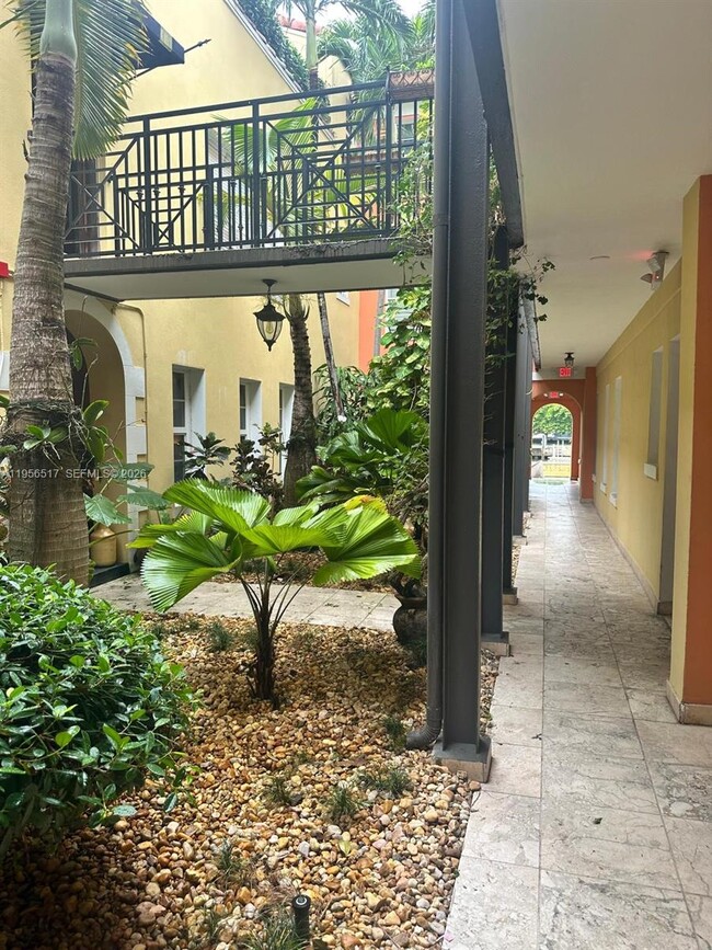 Building Photo - 4812 Pine Tree Dr Unit 105