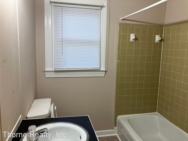 Photo - 2 br, 1 bath House - 1024 Burt Street