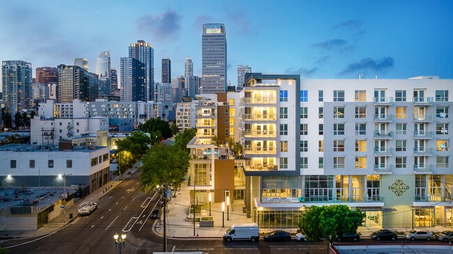 Building Photo - Emerald Rental
