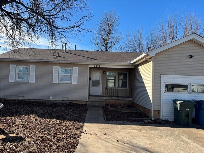 Building Photo - 228 W 9th St