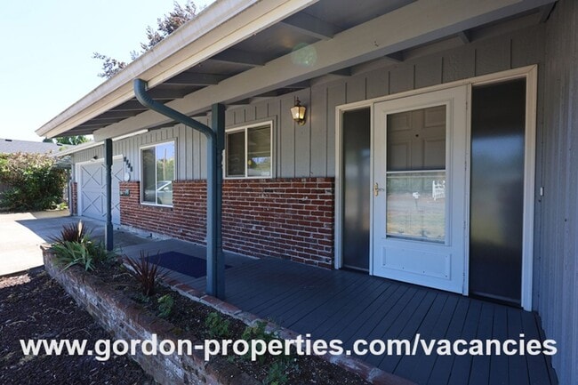 Photo - SE Molt St - Milwaukie mid-century split l...