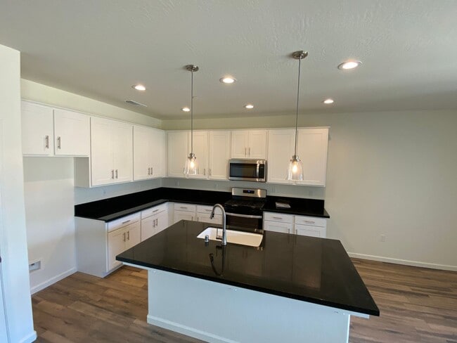 Photo - Gorgeous NEWER home between Tulare and Vis...