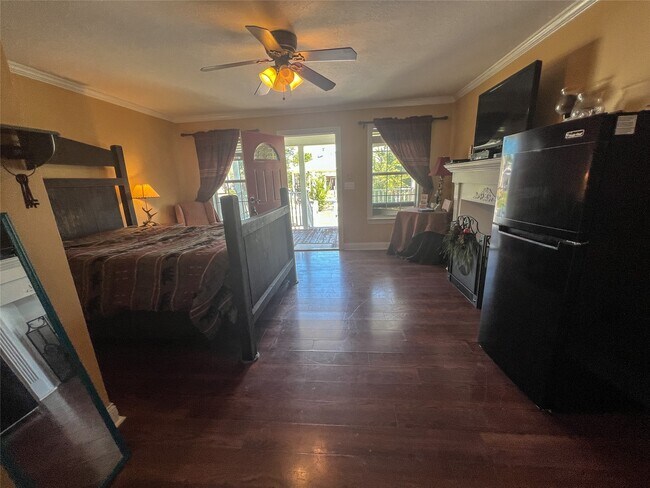 Photo - 9500 Mayfield Ave