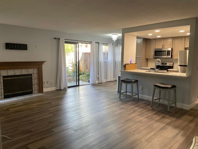 Sala de estar con chimenea - 34612 Pueblo Ter Unidad Summerfield Ardenwood Fre