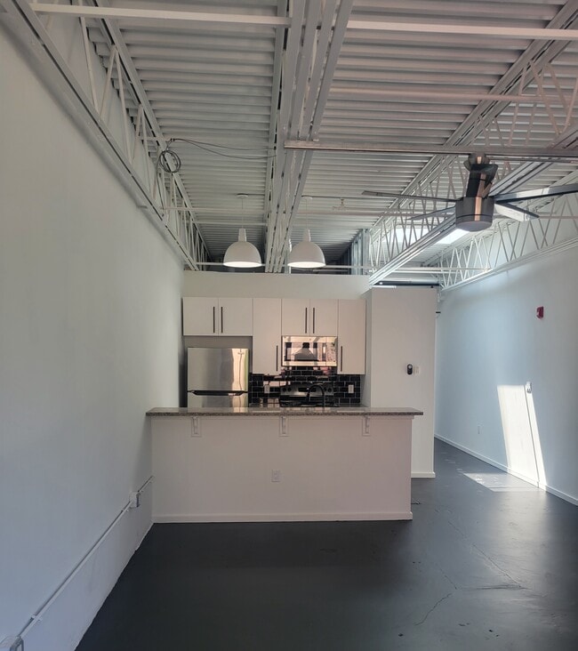 Photo - 4151 Main St Unidad LARGE STUDIO