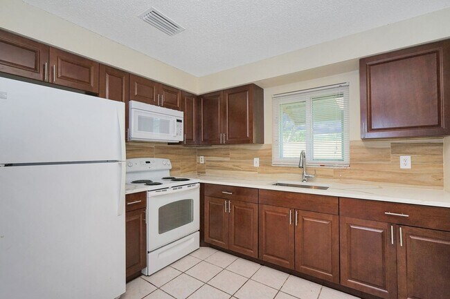 Building Photo - 2716 SW 46th St Unit #2
