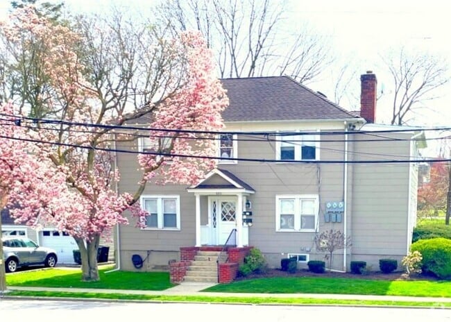 Building Photo - 601 1st St Unit 1 Rental