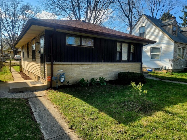 Spacious 3-bedroom single family home w/ f... - Spacious 3-bedroom single family home w/ f...