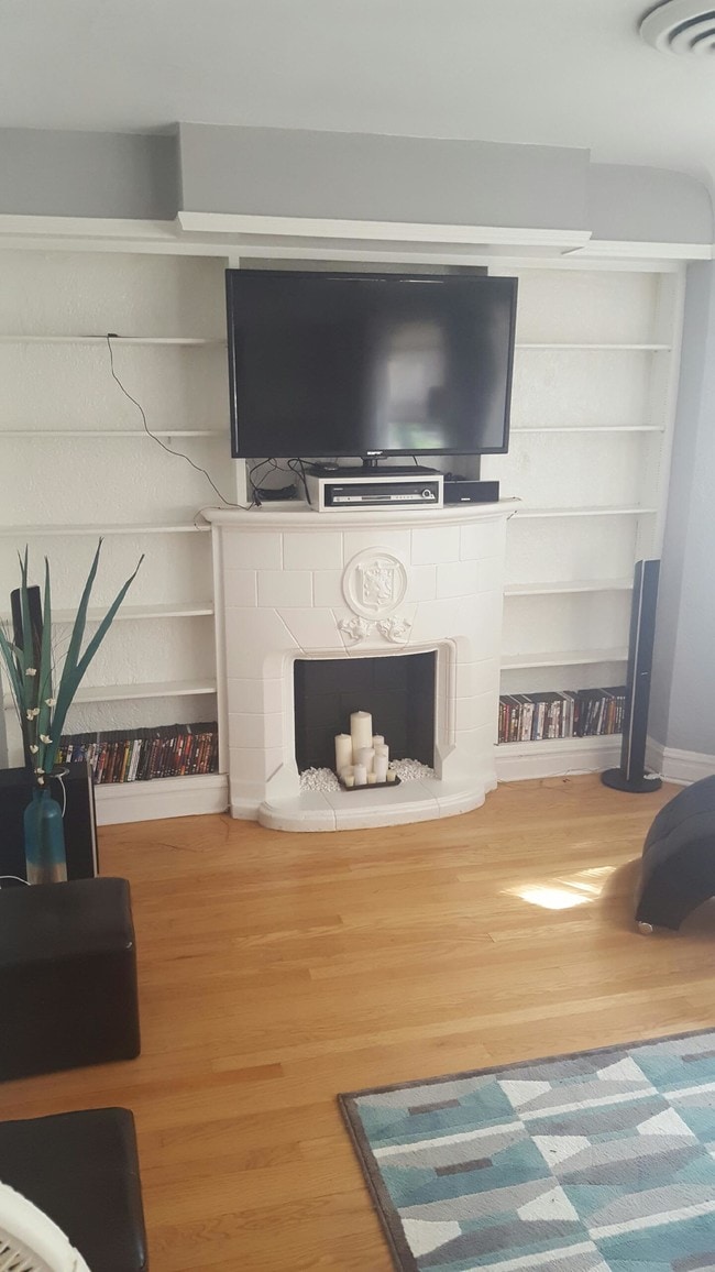 Living room - 2331 S Lombard Ave Unit 2