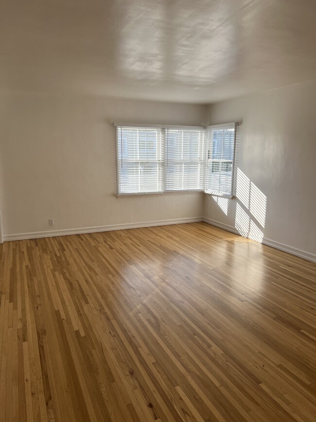 Living room - 1252 Franklin St Apartments Unit D