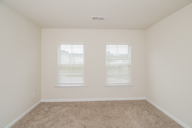 Photo - 323 Longstone Ct
