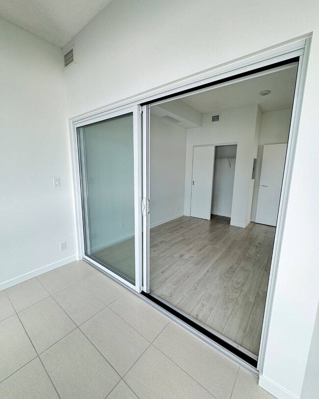 Photo - Centre West - 2318 Unit 2318