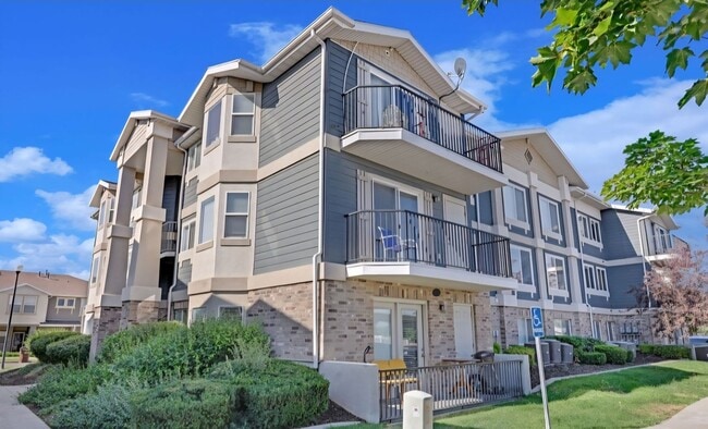 Building Photo - Beautiful 3 Bedroom Condo in Sandy!