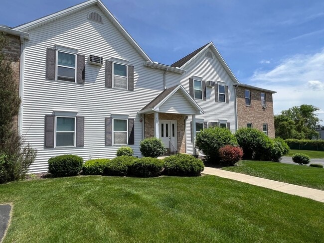 Building Photo - Excellent Canfield Location!! Very clean and well maintained 3 bedroom/2 Full Bath Condo. Unit # 5