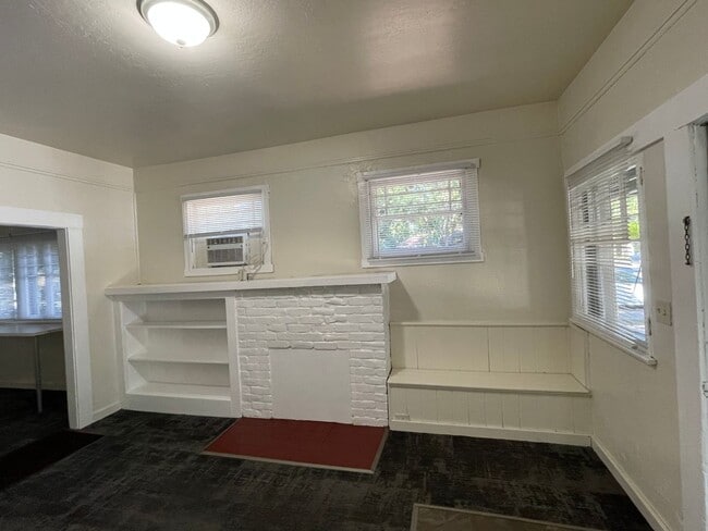 Photo - 8th &amp; Orient