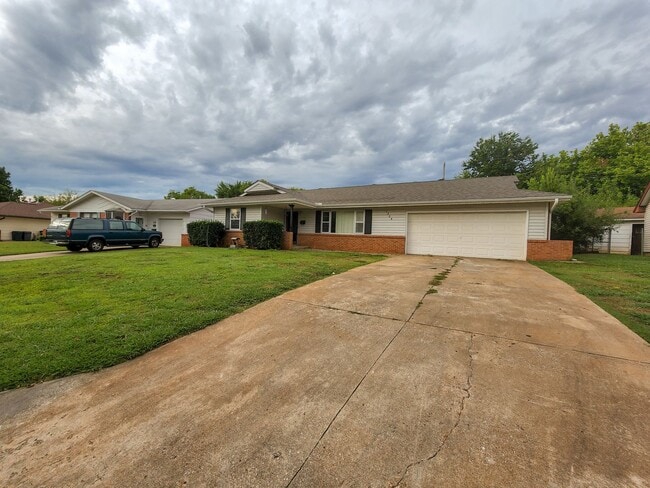 Photo - 1304 Thompson Dr