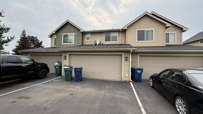 Building Photo - Cda Place Townhome