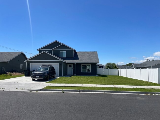 Building Photo - 2Story Home! 4 Beds, 2.5 Bath!