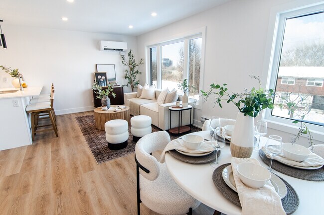 Photo - Unit 1B | Upper Level | 2 Bedroom, 1 Bathroom Unité B