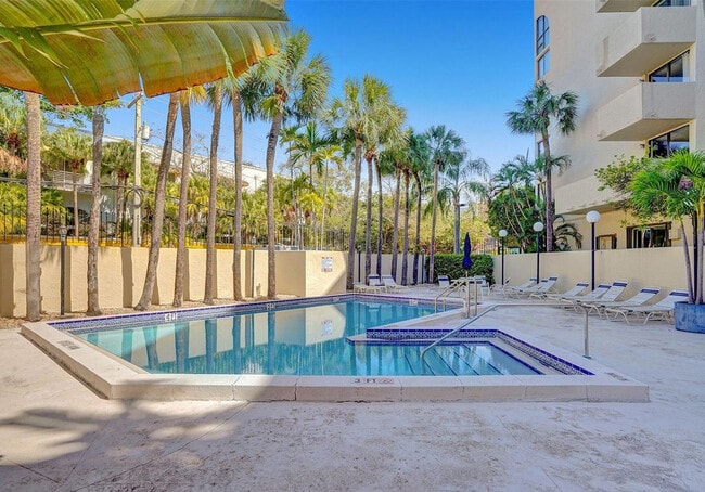 Photo - 2715 Tigertail Ave Unidad 204