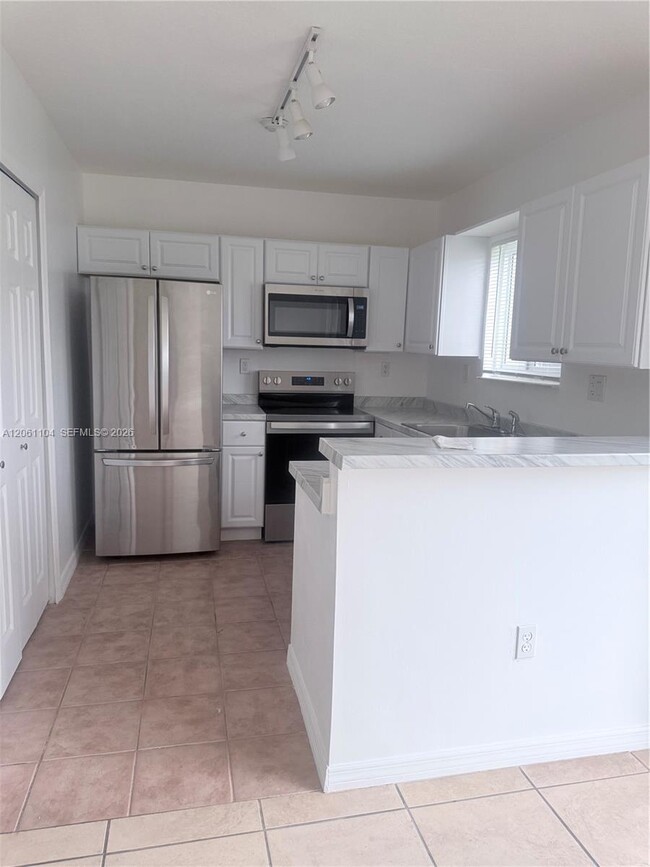 Building Photo - 995 NE 34th Ave Unit 101
