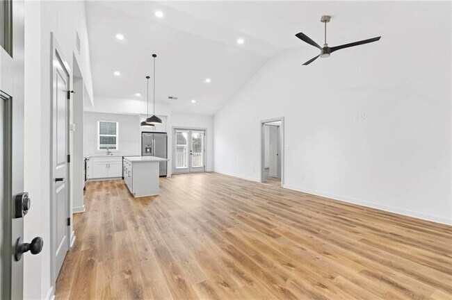 Photo - 128 Hilltop Dr SW