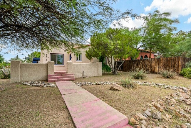 Building Photo - 2401 Unit 1