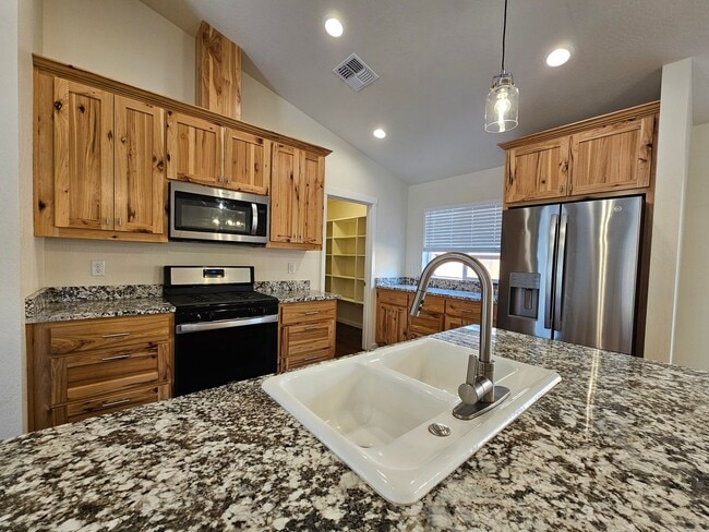 Photo - Newer Construction Close to Downtown Grants Pass